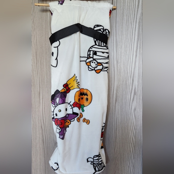 Hello Kitty Halloween Trick or Treat Throw Blanket 60" X 70". NWT - Picture 2 of 3